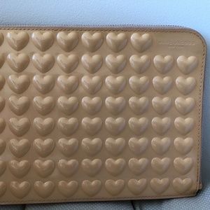 Marc Jacobs EMBOSSED HEARTS ZIPPERED POUCH CASE WA